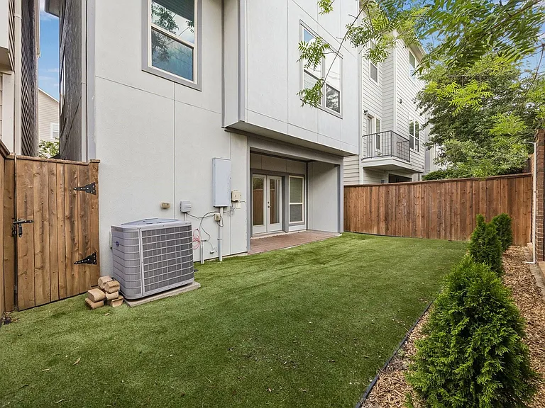 1704 Oak Leaf Pass Dr — Photo 31
