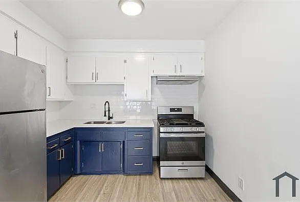 2301 S Ridgeley Dr #C — Photo 2
