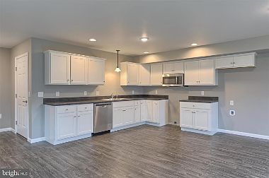 2nd image of 18 Chloe Dr #1