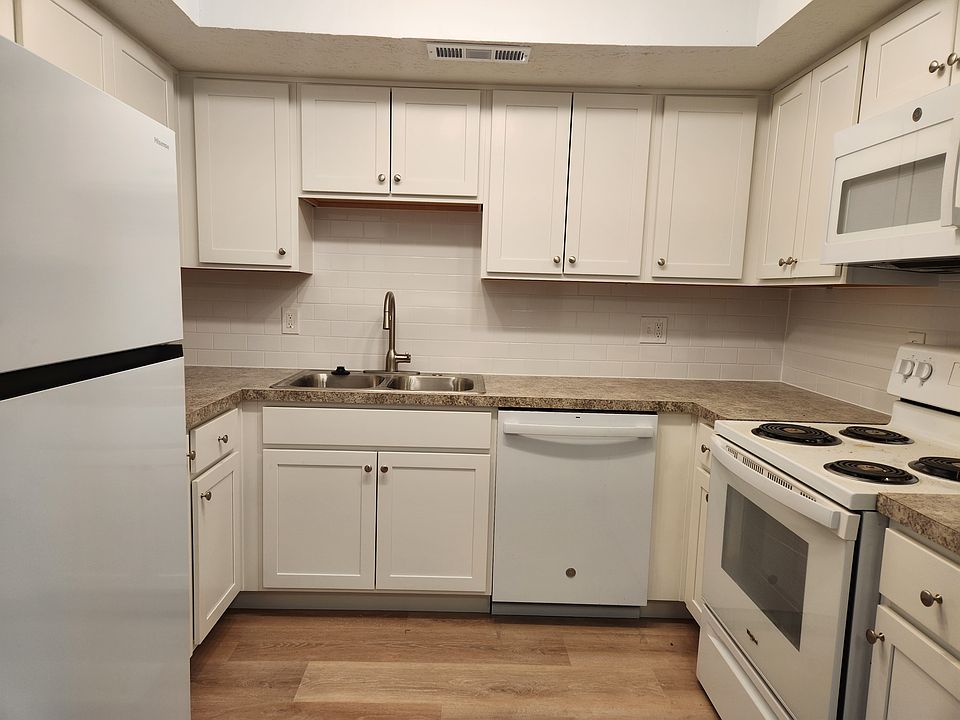 1st image of 2056 Park Run Dr APT B