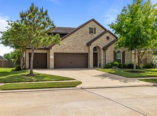 211 Meadow Ridge Way, Clute, TX 77531