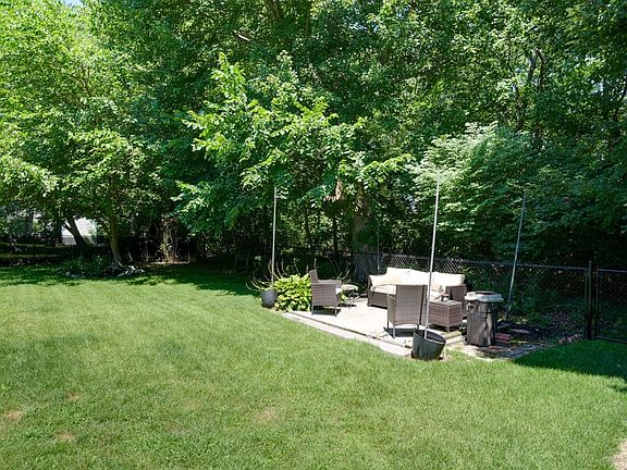 3rd image of 20 Ledgewood Dr