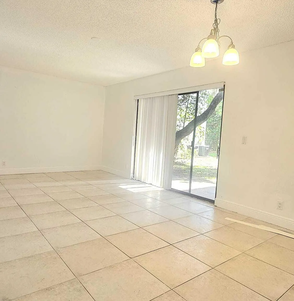 2 bed, 2.0 bath, 950 sqft, $1,899 — Photo 2