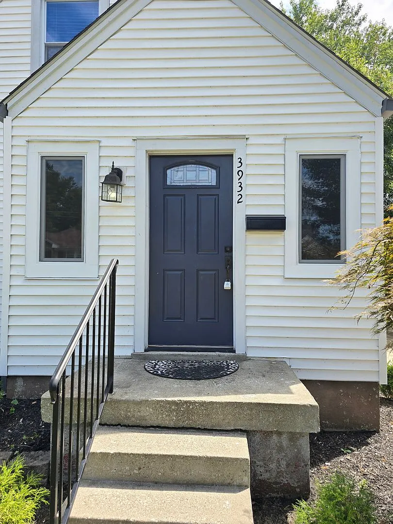 Welcome to this beautifully updated 3-bedroom, 1-bath Cape Cod nestled in the heart of St. Matthe... — Photo 2
