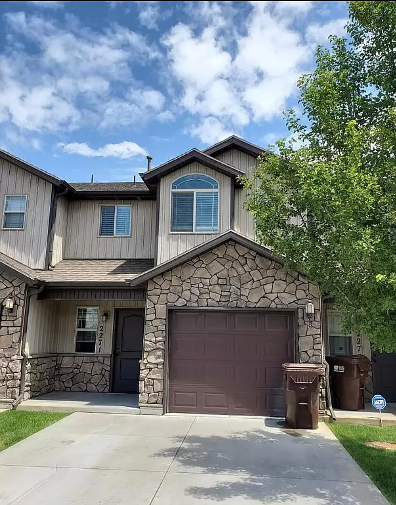 3 bed, 1375 sqft, $1,950 — Photo 1