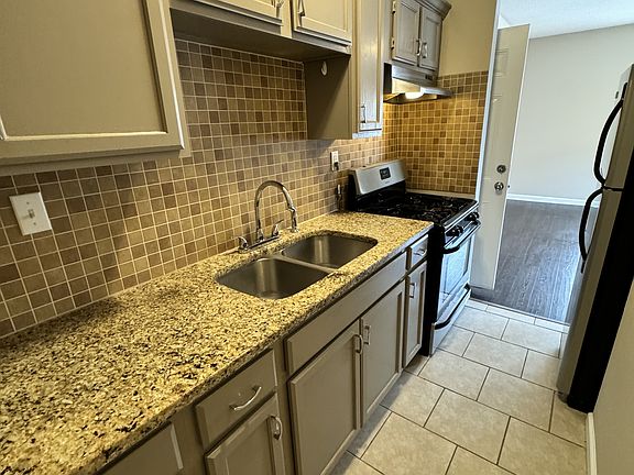2nd image of 1305 E Armour Blvd #10595039