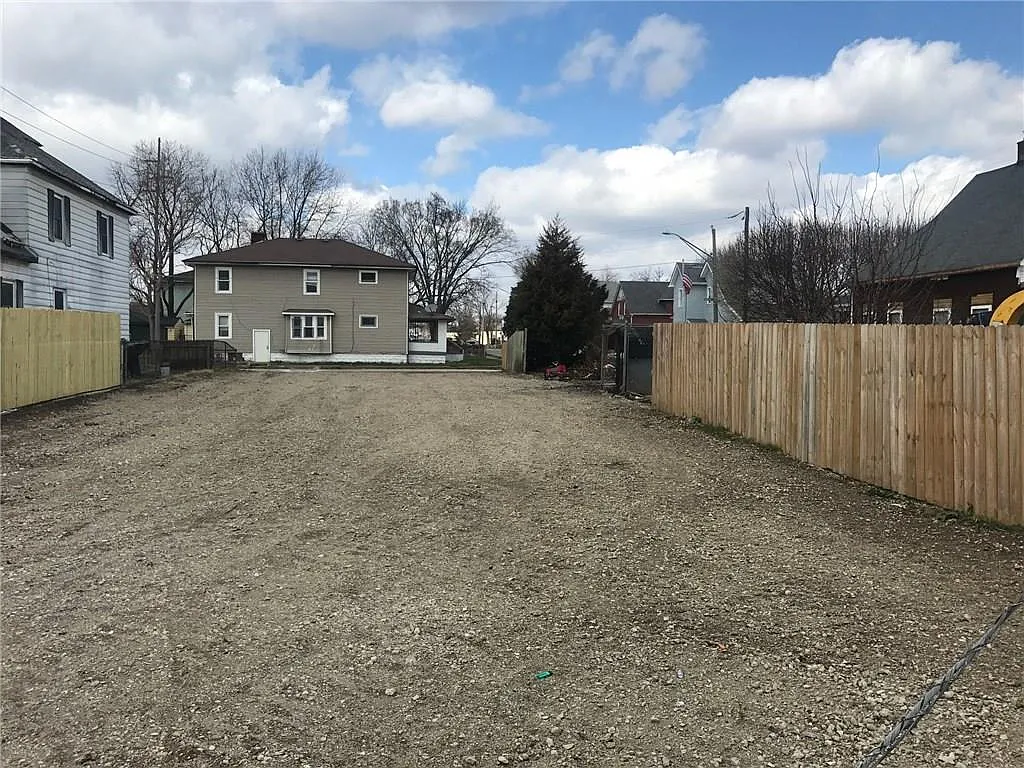 1121 E Naomi St photo 1