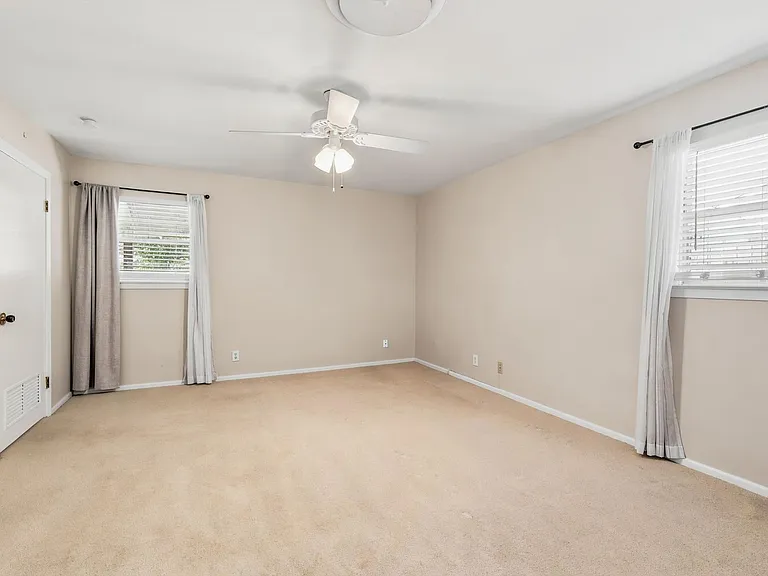 1127 Mount Rainier Dr — Photo 15