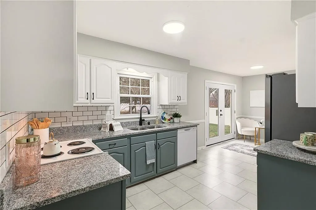 4 bed, 1985 sqft, $2,800 — Photo 3