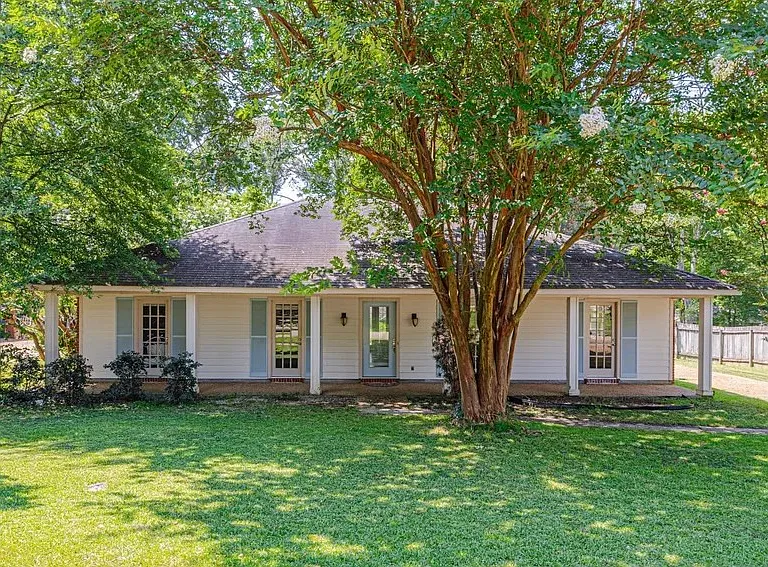 111 Squirrel Hill Dr — Photo 1