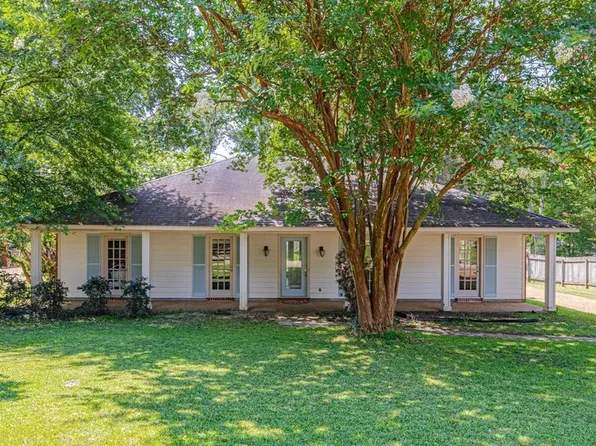 111 Squirrel Hill Dr, Ridgeland, MS 39157