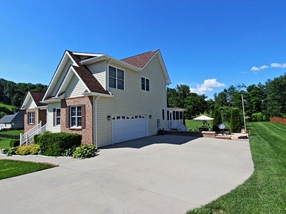 4th image of 75 Farmstead Ln