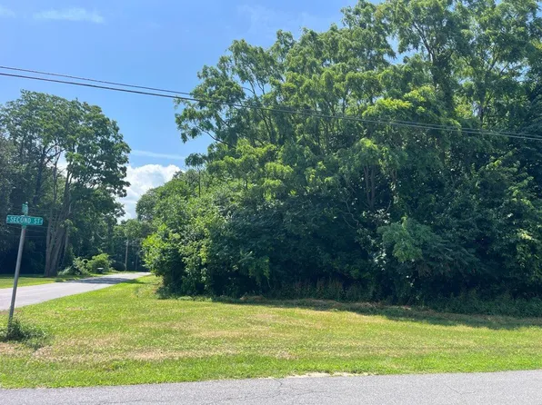 83 2nd St, Port Kent, NY 12975