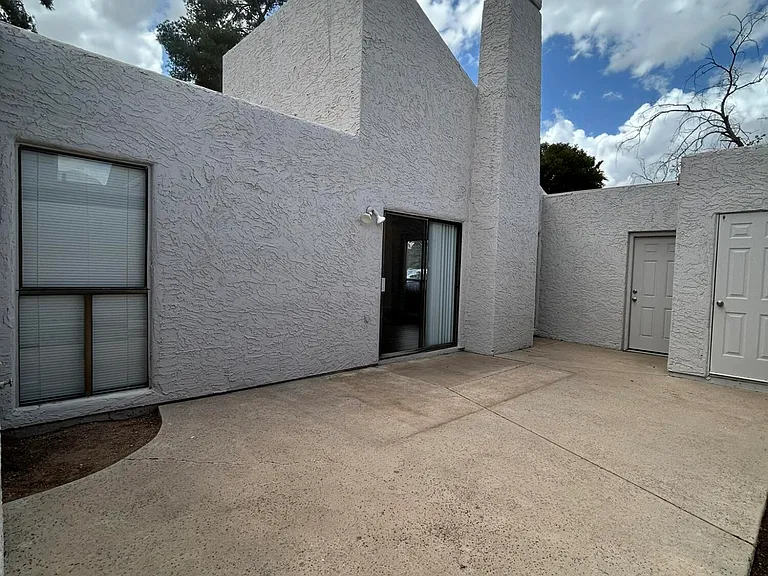 329 E Ambassador Dr — Photo 19