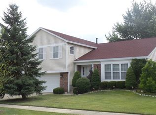 610 Yardley Ln, Hoffman Estates, IL 60169