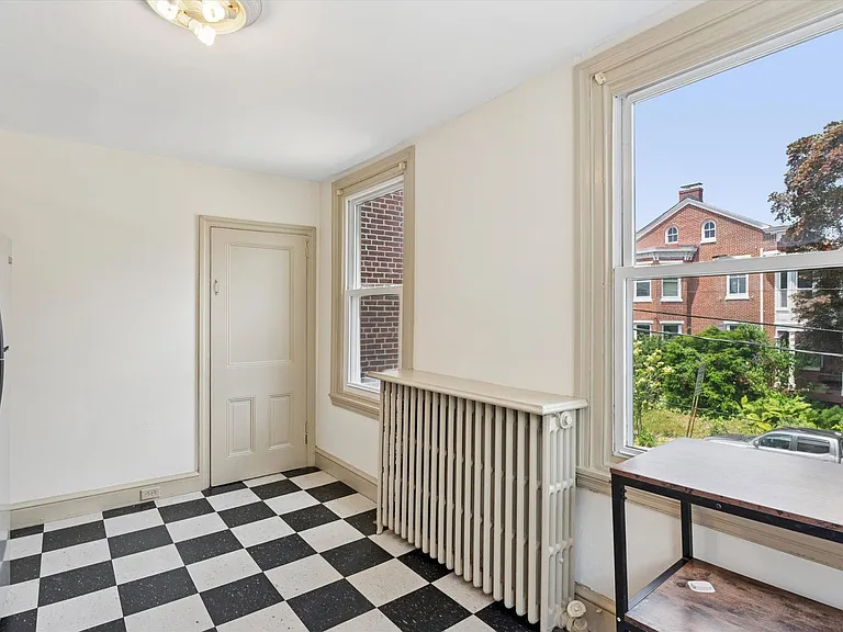 421 N Walnut St — Photo 8