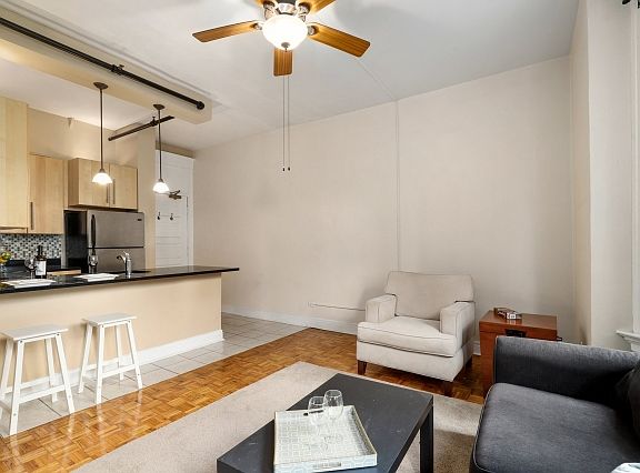 5th image of 2800 N Pine Grove Ave Unit 3B