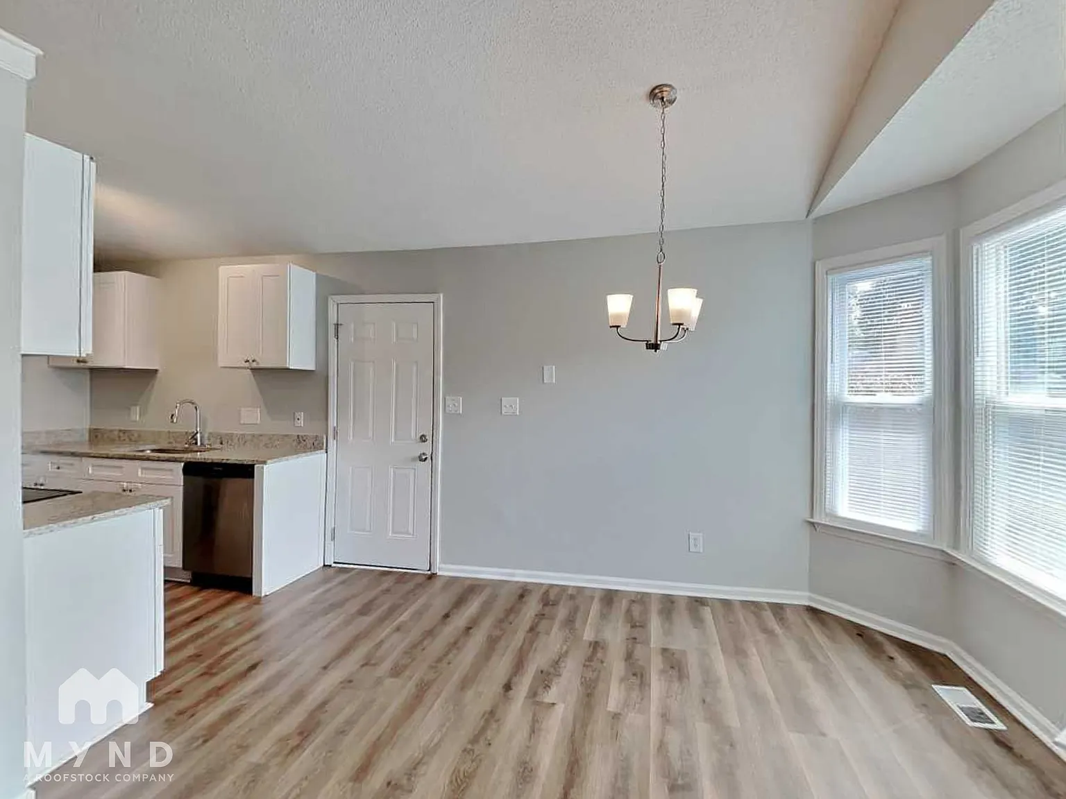 3 bed, 2.0 bath, 1213 sqft, $2,120 — Photo 4