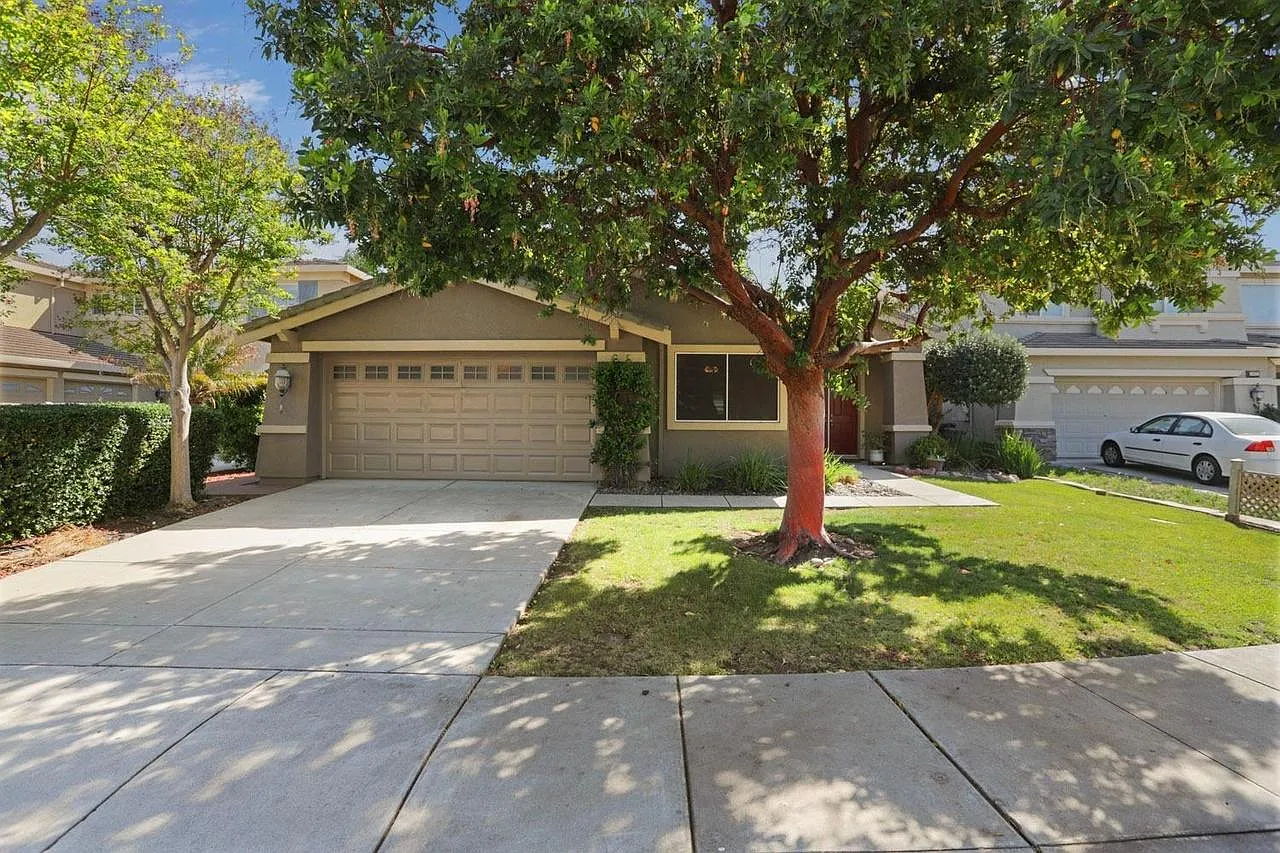 482 Banff Ct photo 1