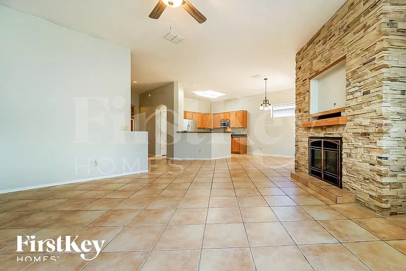 3 bed, 2.0 bath, 1805 sqft, $2,430 — Photo 3