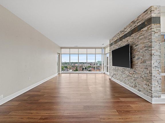 5th image of 1550 E Royall PLACE #1112