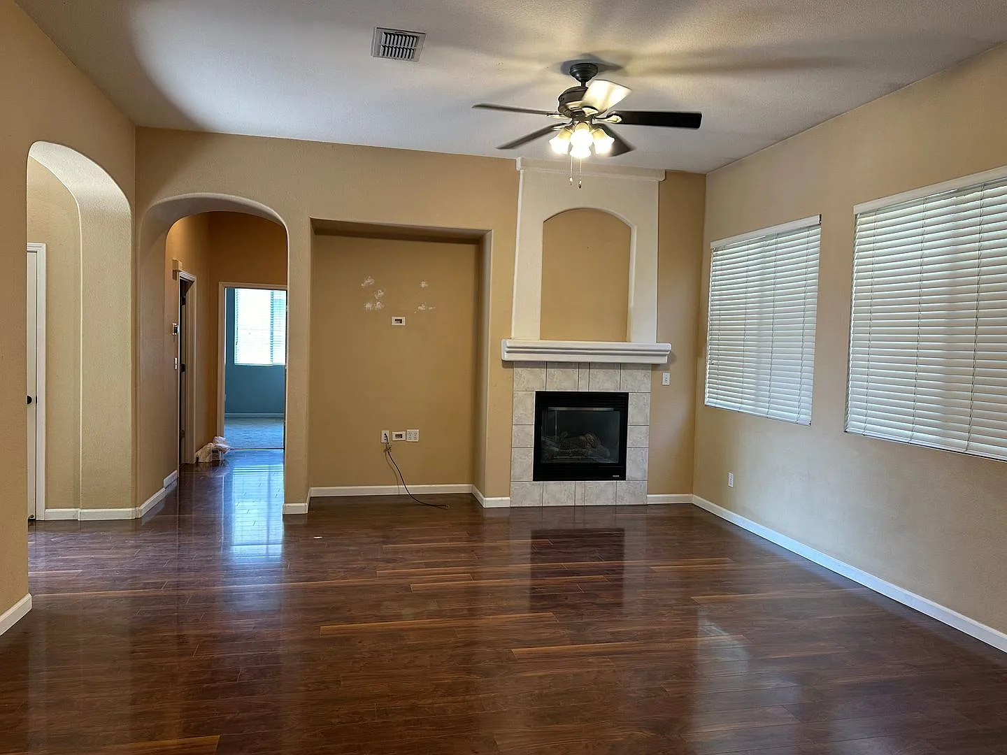 Beautifully upgraded 3 bedroom Home — Photo 4