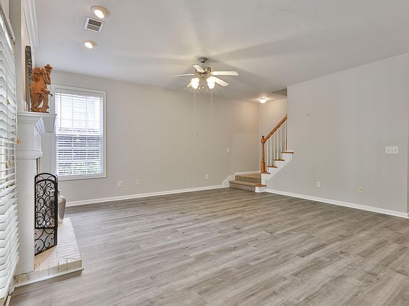 4th image of 43 Oak Park Sq