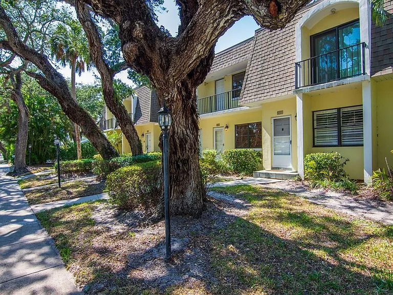 831 Camelia Ln #4 — Photo 36
