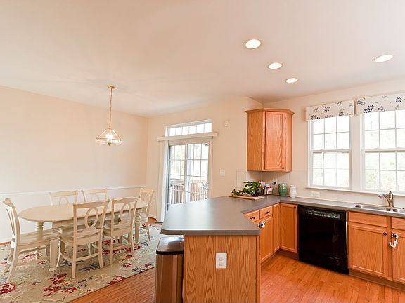 3rd image of 6454 Sutcliffe Dr