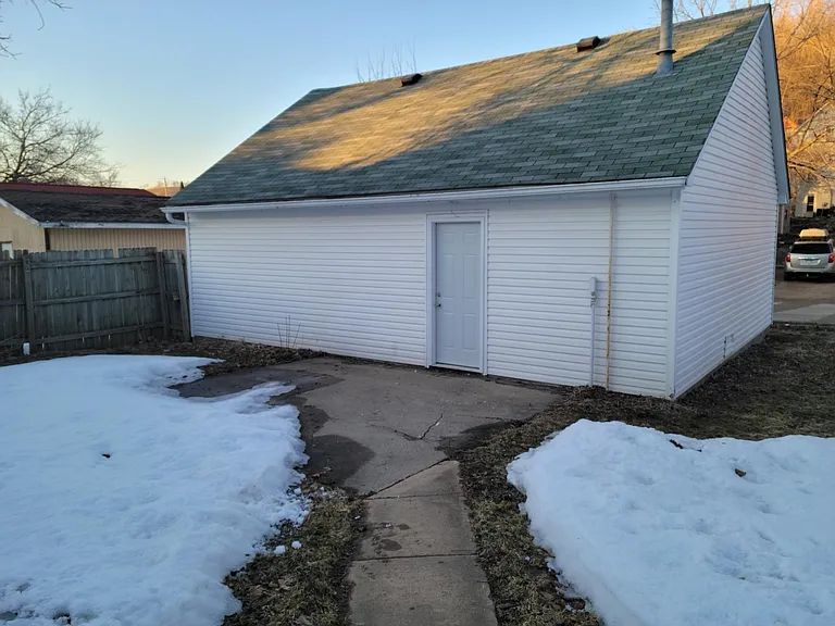 1033 S Park St — Photo 16