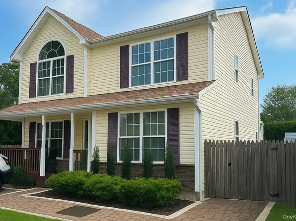 5 Evans Place, Bay Shore, NY 11706