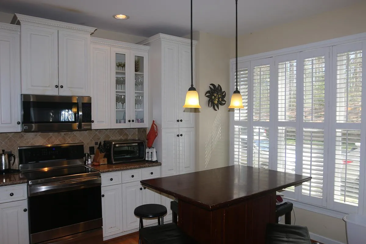 4 bed, 3.5 bath, 2498 sqft, $3,600 — Photo 2