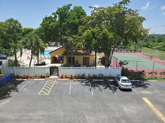 5th image of 490 NW 20th St APT 301