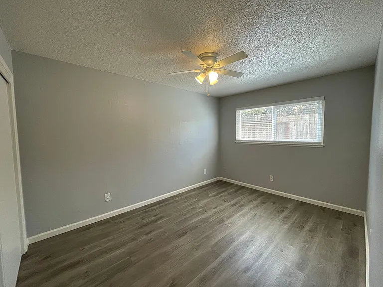 Lone Pine Apartments — Photo 18