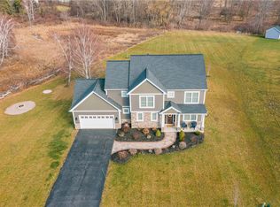289 Gallant Fox Ln, Webster, NY 14580
