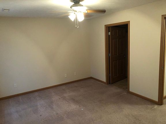 Master w/ walk -in closet & en suite bath.