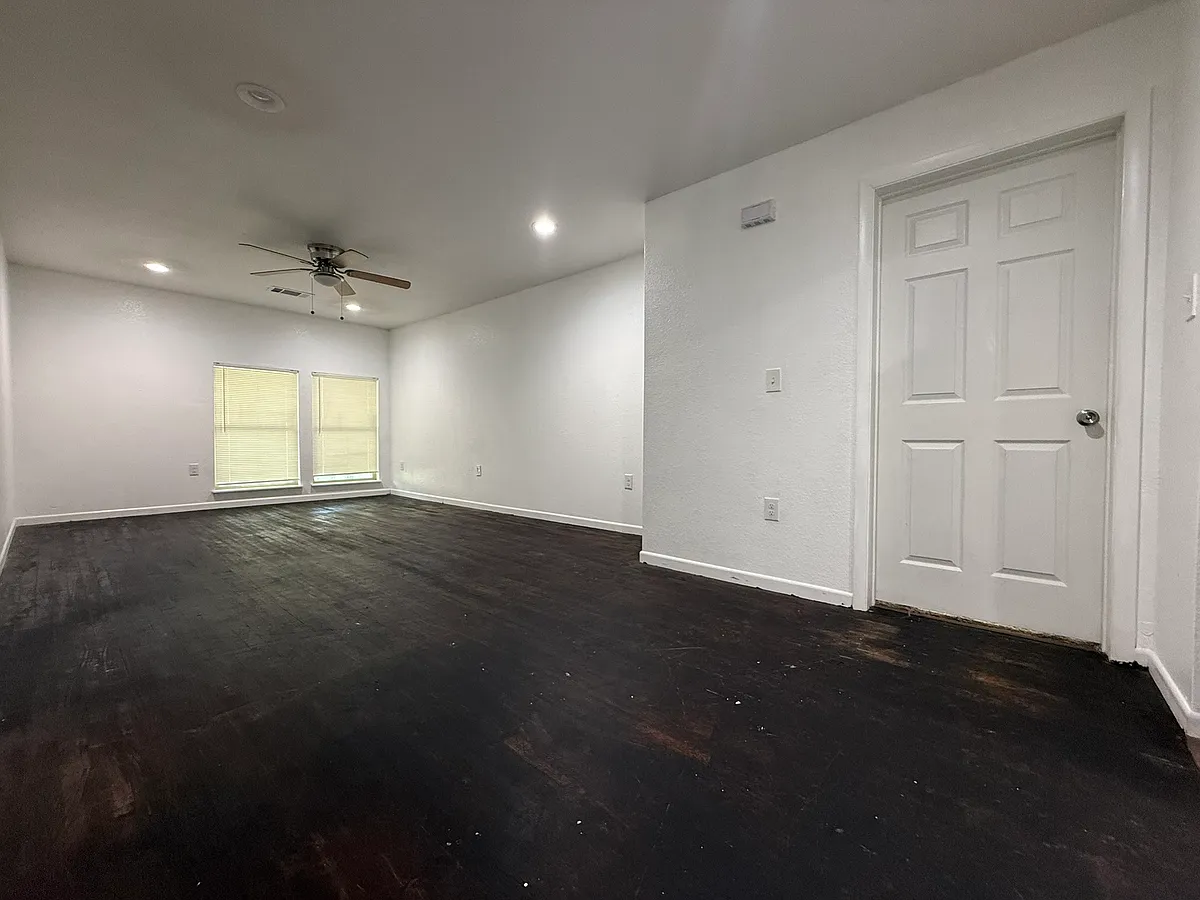 Building Photo - 908 Wells St #910