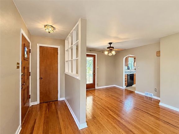 4th image of 1143 Greentree Rd