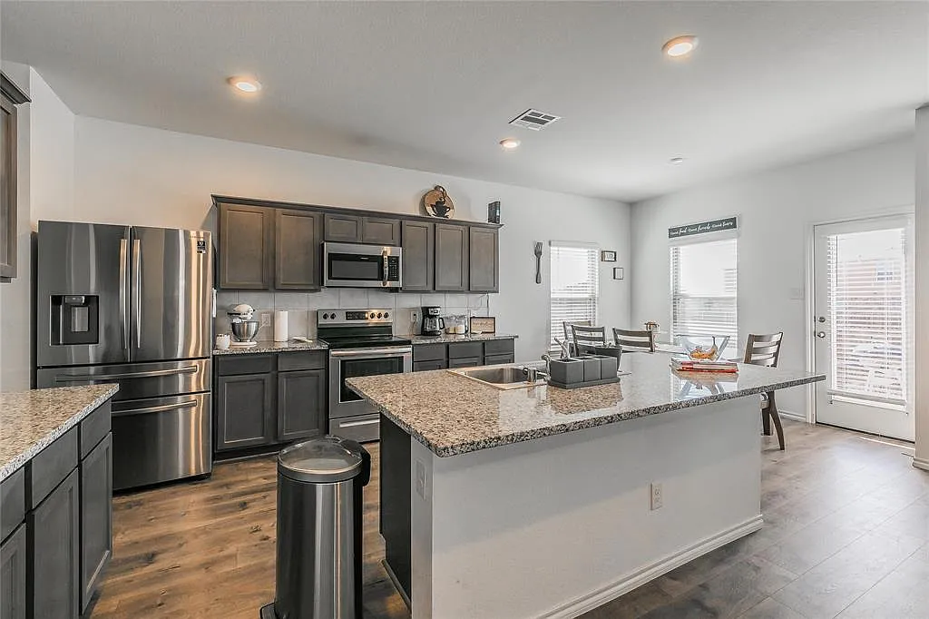 5 bed, 2.5 bath, 2565 sqft, $2,350 — Photo 4