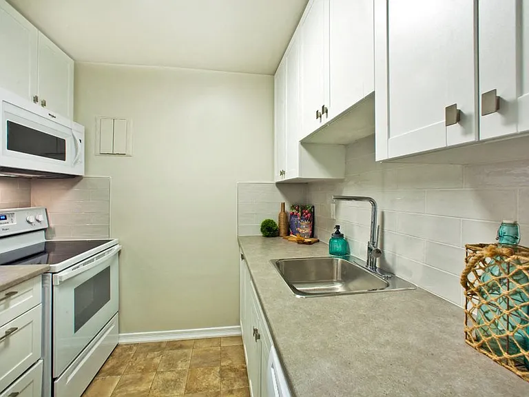 420 Wellington St — Photo 8