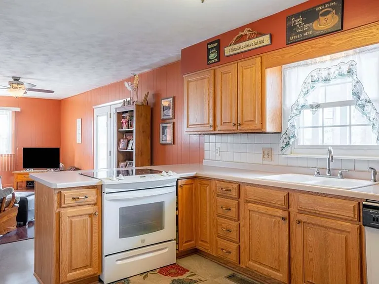 302 Lingale Ave — Photo 6