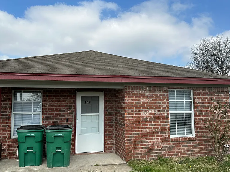 207 E Ross Ave — Photo 2