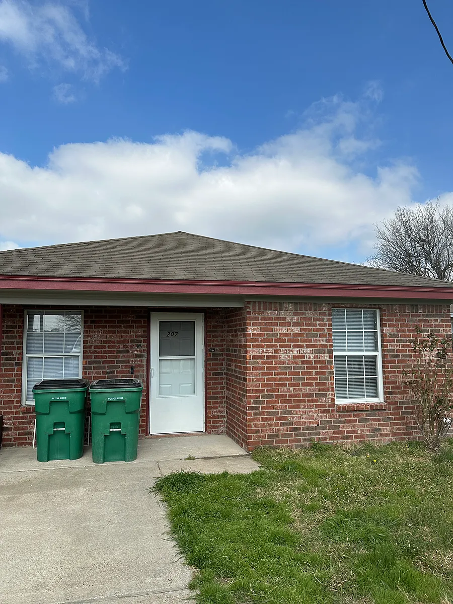 Building Photo - 207 E Ross Ave