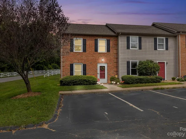 1 Sleepy Hollow Ln, Swannanoa, NC 28778