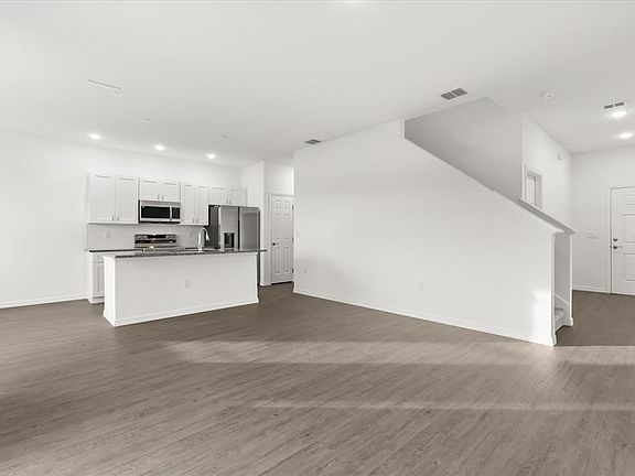 3rd image of 915 LAKEFRONT VILLAGE DRIVE