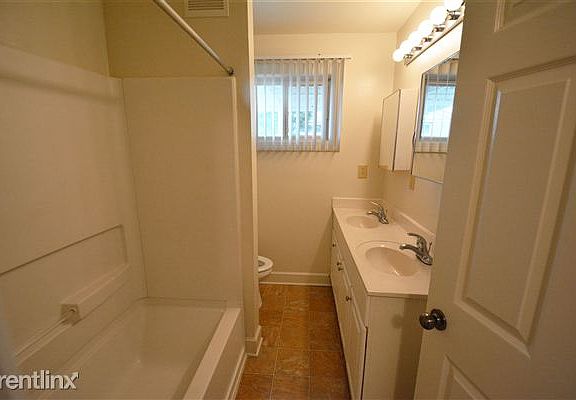 2855 Texas Ave B bath