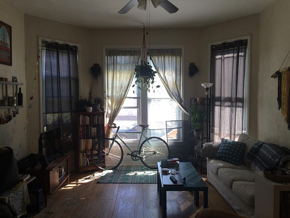 Living Room Unit #1 (lower unit) NEW blinds included