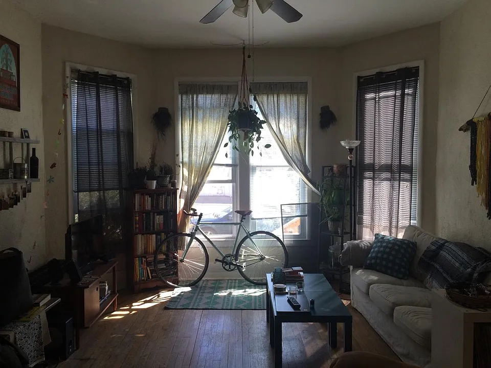Living Room Unit #1 (lower unit) NEW blinds included
