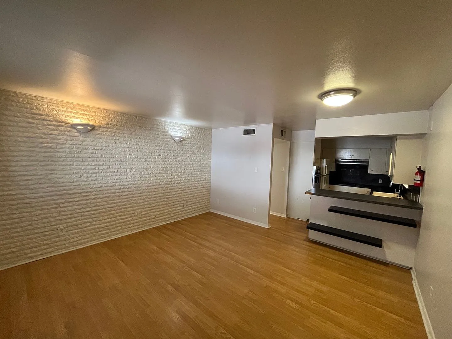 Ut Pre-Lease: 2/1 West Campus Fourplex Unit. — Photo 2