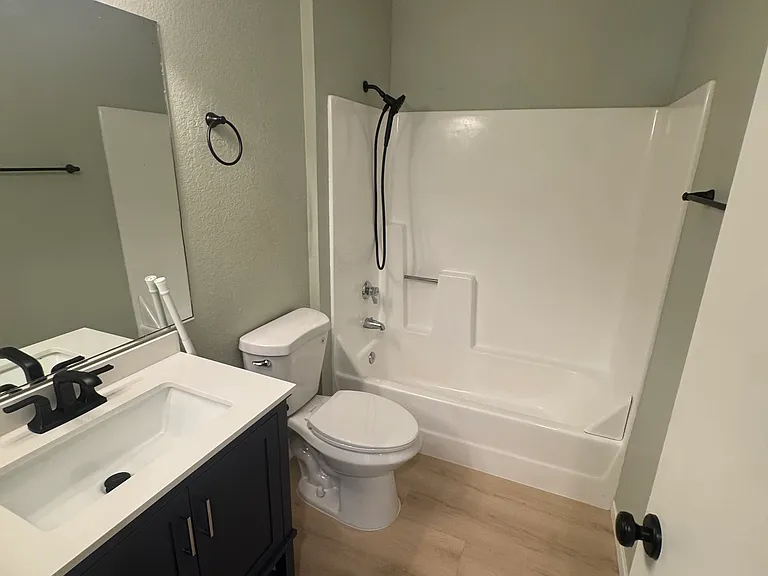 1043 Southwood Dr #J — Photo 31
